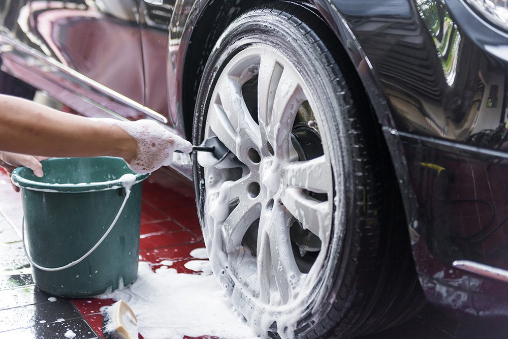 Clean the car wheels. Photo ID 194442795 © Leo Lintang | Dreamstime.com